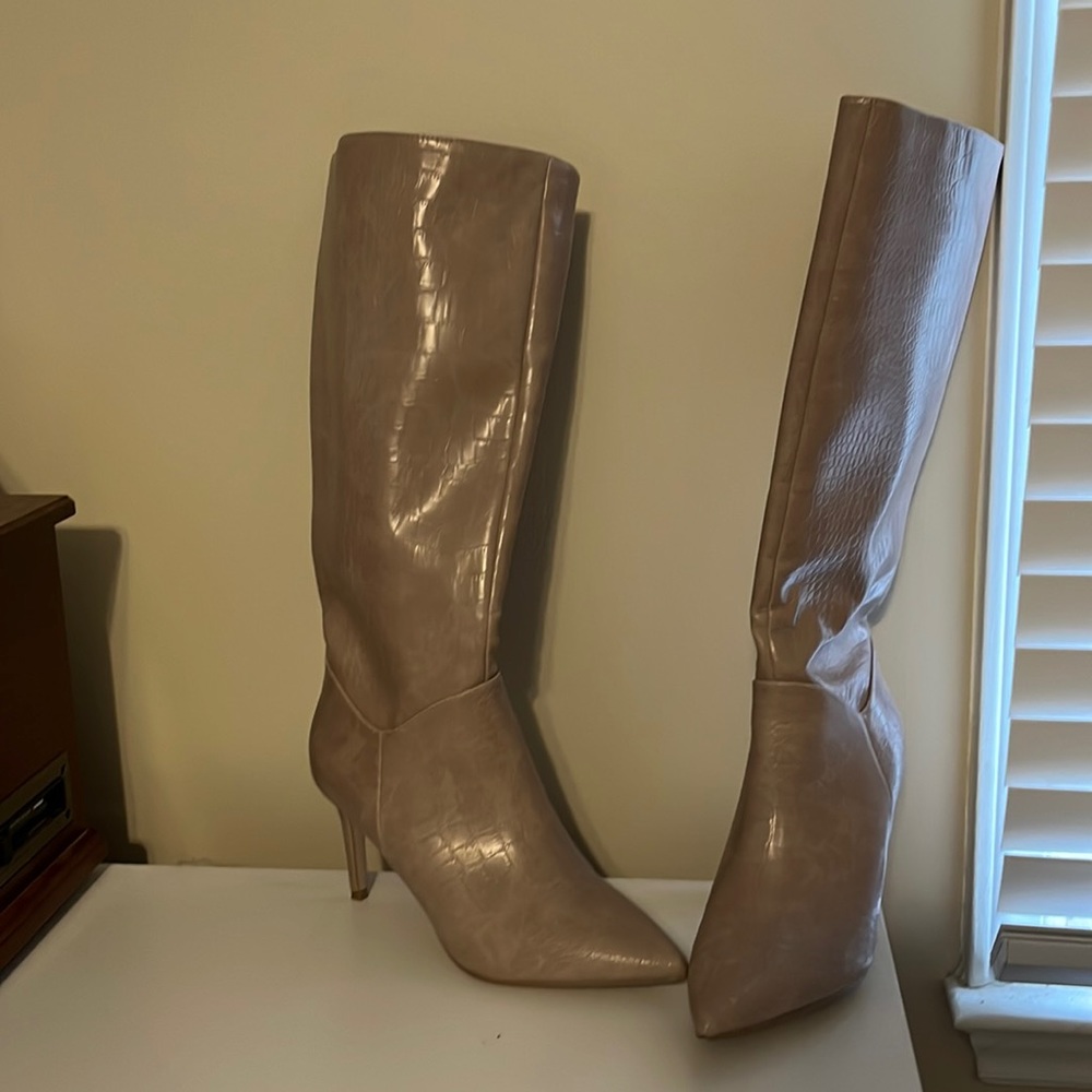 Beautiful 2.5 inch heeled boot